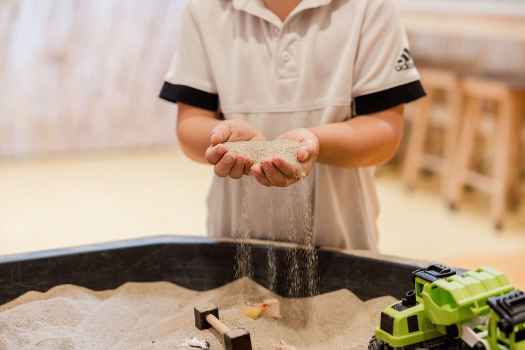 Kind speelt met zand op school