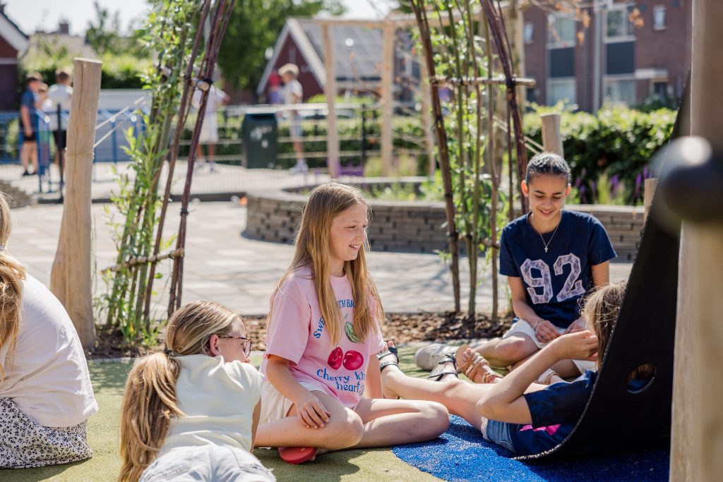 Meiden chillen buiten op het schoolplein