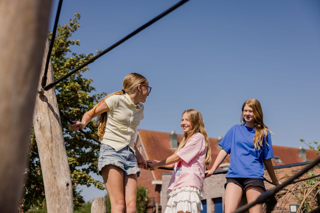 Schoolkinderen spelen op klimrek