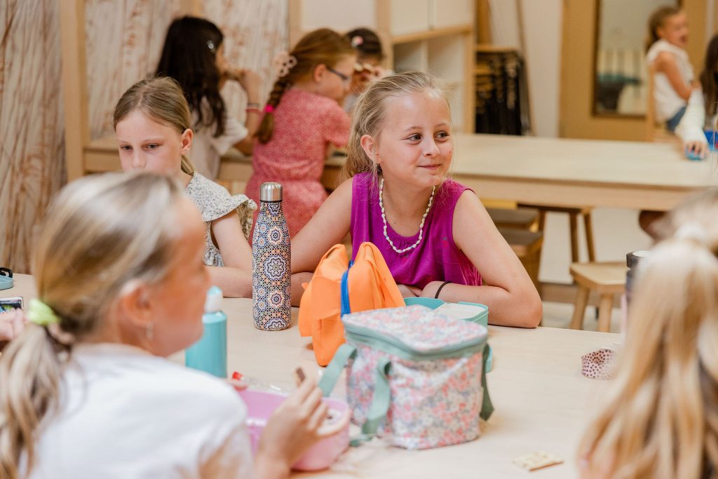 Kinderen aan het eten op school