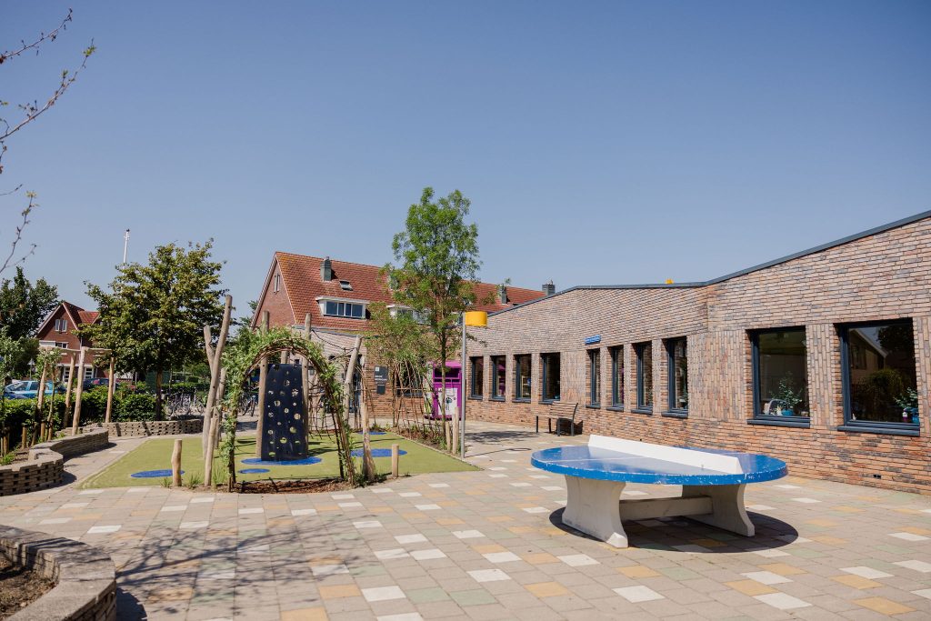 De Weerklank school en schoolplein